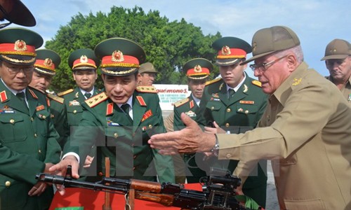 Thượng tướng Phan Văn Giang dẫn đầu đoàn đại biểu quân sự Việt Nam thăm Cuba Đoàn đại biểu Việt Nam thăm một đơn vị quân đội Cuba. (Ảnh: Vũ Lê Hà/TTXVN)