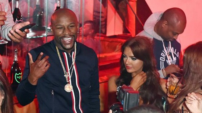 Mayweather chỉ thượng đài nếu đấu với 'người ngoài hành tinh' Mayweather vui vẻ tại một hộp đêm tại Anh hồi tháng Ba