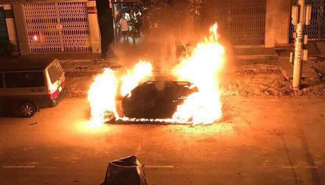 Xe Mercedes cháy rụi trong đêm, nghi bị đốt Lửa bao trùm chiếc xe sang trong đêm