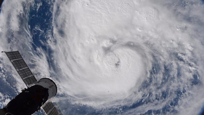 Tin nổi không, lượng mưa từ siêu bão Harvey làm cong vỏ Trái Đất Bão Harvey nhìn từ Trạm Vũ trụ Quốc tế. (Ảnh: NASA).