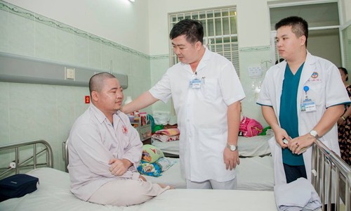 Trung tâm Ung bướu thực hiện khám tầm soát và tư vấn ung thư miễn phí Được trang bị máy móc chẩn đoán và điều trị tiêu chuẩn Châu Âu, nhân lực chuyên môn cao, Trung tâm Ung bướu BV Quân y 175 dần trở thành một trong những đơn vị chẩn đoán và điều trị ung bướu hiện đại hàng đầu cả nước