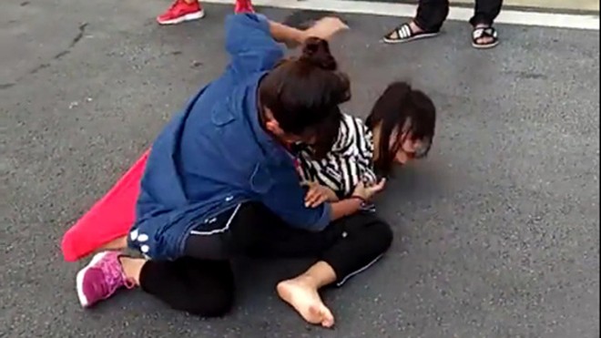 Nữ sinh đất Mỏ lao vào hỗn chiến, bạn bè đứng cổ vũ: Xử lý thế nào? Hai thiếu nữ lao vào hỗn chiến. (Ảnh cắt từ clip)