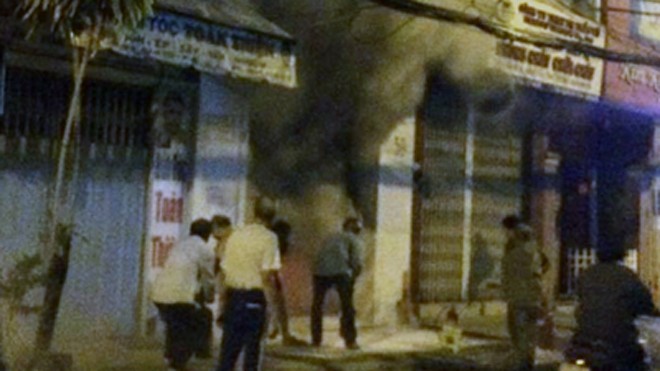 Nam thanh niên tạt xăng đốt cửa hàng của bạn gái ở Sài Gòn Cửa hàng bán túi xách bốc cháy ngùn ngụt khi bị đốt. Ảnh: Tin Tin.