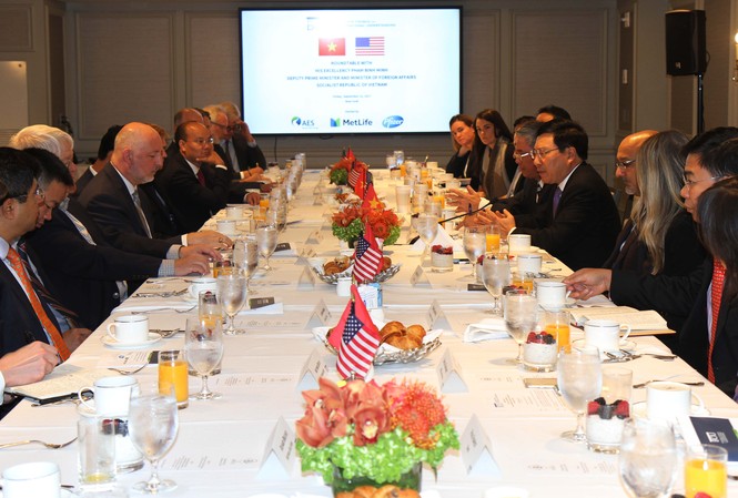 Việt - Mỹ bàn về chuyến thăm Việt Nam của Tổng thống Trump Phó Thủ tướng Phạm Bình Minh tọa đàm với một số doanh nghiệp lớn của Mỹ ngày 22/9 bên lề khóa họp tại Liên Hợp quốc
Ảnh: TTX