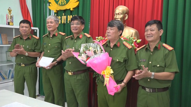 Cảnh sát kinh tế Bình Định được thưởng nóng 100 triệu đồng Ảnh thưởng nóng