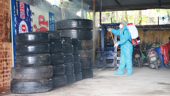 Xử lý lốp thải để phòng tránh sốt xuất huyết Xịt muỗi tại kho lốp phế thải Bích Thư