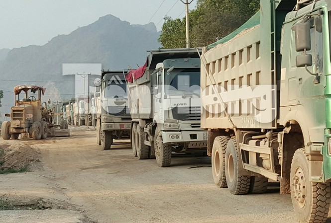 Quảng Ninh vào cuộc xử lý xe quá tải lộng hành Tình trạng xe chở đất đá, vật liệu xây dựng lộng hành đang diễn ra trên địa bàn TP. Hạ Long