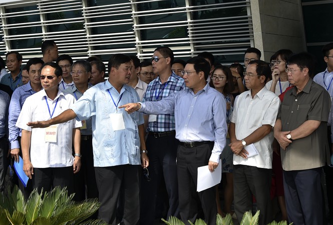 Không được để sai sót trong Tuần lễ Cấp cao APEC 2017 Phó Thủ tướng chỉ đạo kiểm tra sơ duyệt tại sân bay Đà Nẵng. Ảnh: BNG