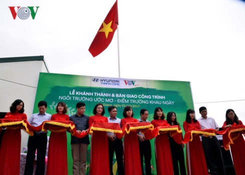 Báo Điện tử VOV - Hyundai Thành Công khánh thành trường tiểu học thôn Khâu Ngày Các đại biểu cắt băng khánh thành điểm trường thôn Khâu Ngày