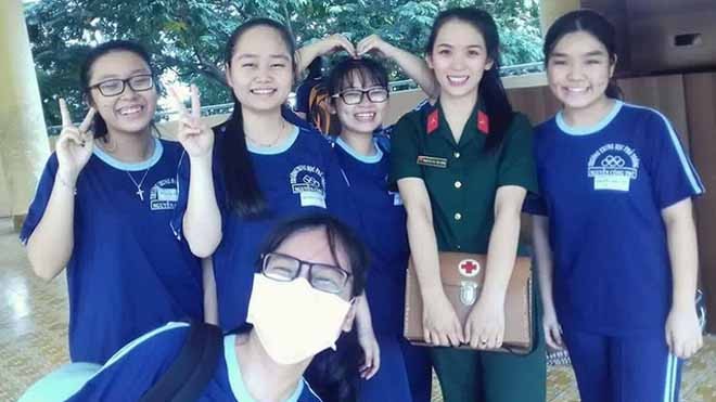 Cô giáo Quốc phòng xinh và vui tính thế này, học sinh nào chẳng “mê“ Học sinh quý mến cô giáo 9x vừa xinh đẹp lại vừa vui tính, gần gũi