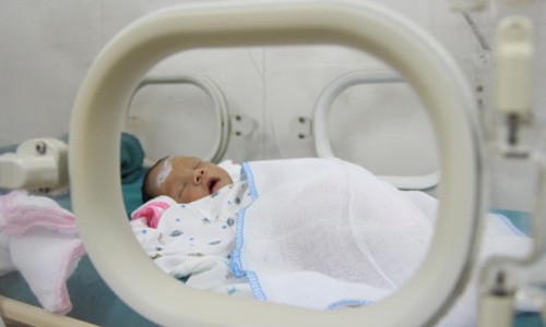 Giãi bày nhói lòng của mẹ trẻ 9X gửi con đi ăn sáng rồi bỏ lại Trước khi mẹ quay về, cháu Quàng Thị Thông vẫn được chăm sóc trong lồng kính.