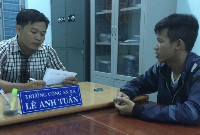 Vào cây xăng rửa mặt, người dân bị cướp tài sản Ông Quốc (phải) làm việc với cơ quan chức năng