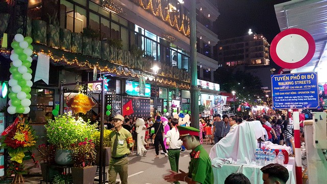 Cho nghỉ việc 4 nhân viên 'chặt chém' khách gửi xe tại phố đi bộ Phố đi bộ Huế mới khai trương đã đón lượng khách rất lớn.
