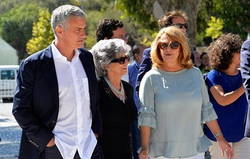 Mourinho được đặt tên đường tại Bồ Đào Nha Mourinho đi cạnh mẹ (giữa) và thị trưởng thành phố Setubal (phải)