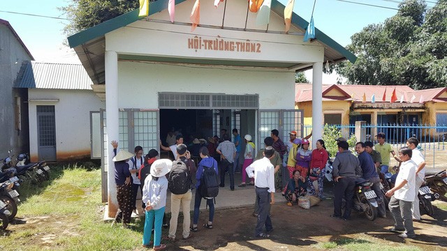 Trưởng công an xã đá bay thau cá công khai xin lỗi dân Người dân tập trung đông tại Hội trường thôn để dự buổi xin lỗi công khai