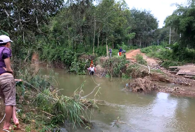 Cầu sập, học sinh ngồi lồng sắt qua sông Ảnh: Hùng Tân