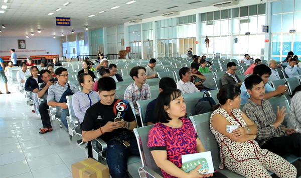 Đường sắt tung 300.000 vé tết Nguyên Đán 2018 Hành khách mua vé tàu tại ga Sài Gòn.