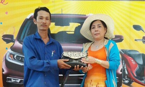 Nhận lại 16 lượng vàng đánh rơi ở siêu thị Anh Khương (bìa trái) trả lại tài sản cho người bị mất