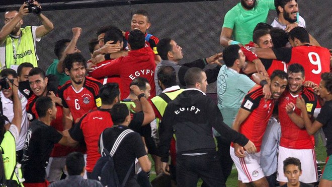 Ngôi sao Mohamed Salah đưa Ai Cập trở lại World Cup sau 28 năm Niềm vui vỡ òa của các cầu thủ Ai Cập sau bàn thắng định mệnh của Salah