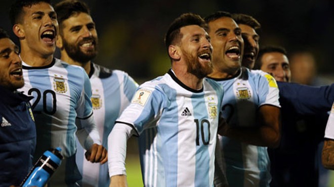 Messi: 'Thật điên rồ nếu Argentina vắng mặt ở World Cup' Messi chứng tỏ phẩm chất thủ lĩnh của Argentina vào thời khắc quyết định. Ảnh: Reuters.