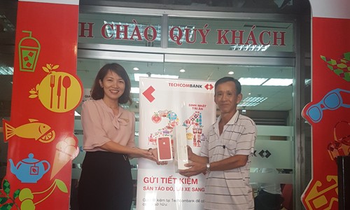 Các khách hàng trúng giải chương trình 'Gửi tiết kiệm săn táo, lái xe sang' của Techcombank Các khách hàng trúng giải chương trình 'Gửi tiết kiệm săn táo, lái xe sang' của Techcombank