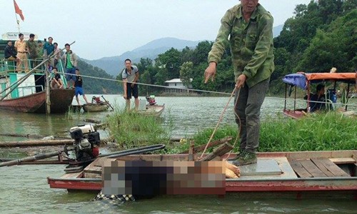 Phát hiện thi thể người đàn ông trên chiếc thuyền trôi tự do Phát hiện thi thể người đàn ông trên chiếc thuyền trôi tự do