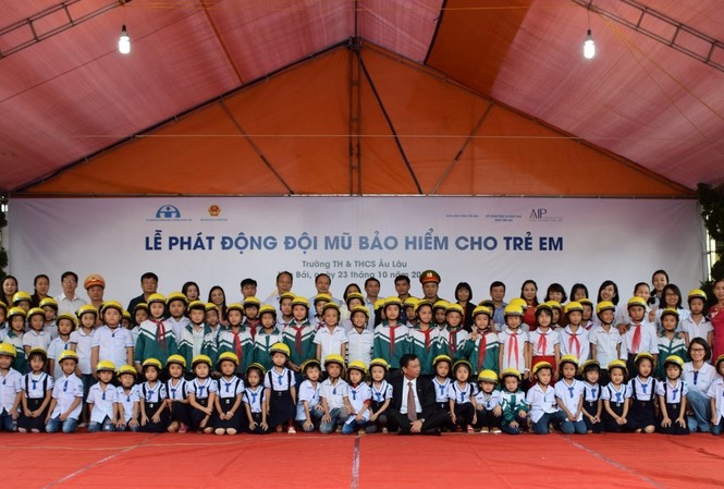 Trao tặng 1.500 mũ bảo hiểm cho trẻ em Yên Bái Trao tặng 1.500 mũ bảo hiểm cho trẻ em Yên Bái