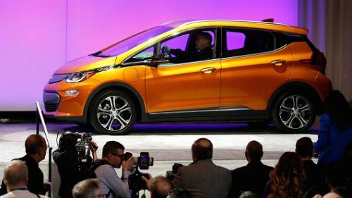 Xe chạy xăng còn lâu mới 'chết' vì xe điện Mẫu Chevrolet Bolt EV trình làng tại North American International Auto Show tại Detroit hồi tháng 9 vừa qua. Ảnh: Reuters