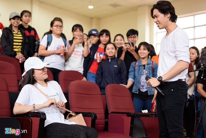 Vợ cũ Lâm Vinh Hải bật khóc vì lời tỏ tình bất ngờ của Hiền Sến Hiền Sến hỏi Lý Phương Châu có đồng ý làm người yêu của anh không. Ảnh: Bá Ngọc