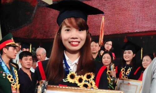 Thủ khoa sư phạm nuôi lợn: Sở GD&ĐT tỉnh Hà Giang nói gì? Em Bùi Thị Hà, Thủ khoa đầu ra của Trường ĐH Sư phạm Hà Nội 2 năm 2016 hiện vẫn thất nghiệp và ở nhà bán hoa quả, phụ mẹ nuôi lợn.