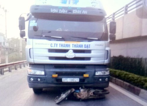 Hai bố con bị xe tải tông tử vong vào sáng sớm Hiện trường vụ tai nạn. Ảnh: Đ.H