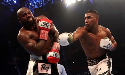 Võ sĩ Joshua thắng knock-out kẻ thách đấu, bảo vệ đai vô địch Joshua tấn công dồn dập đối thủ ngay từ hiệp một. Ảnh: Reuters.