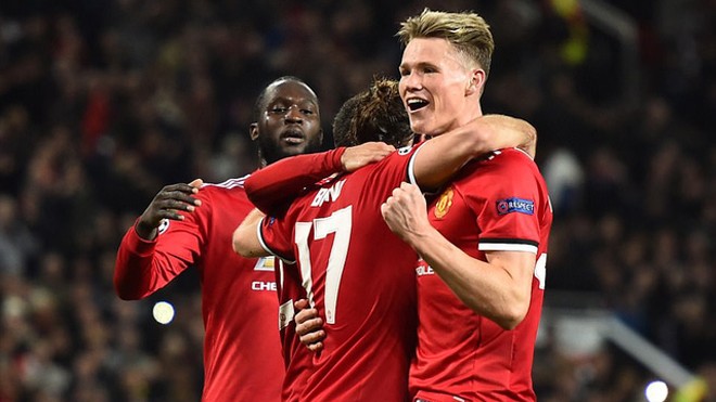 M.U thắng nhờ phản lưới và phạt đền ở Champions League Các cầu thủ MU ăn mừng bàn thắng thứ hai vào lưới Benfica
