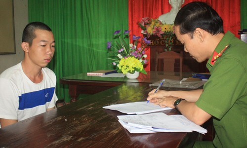 Người vi phạm tông CSGT trọng thương để thoát thân Đối tượng Lê Hoàng Danh tại cơ quan công an. Ảnh CTV