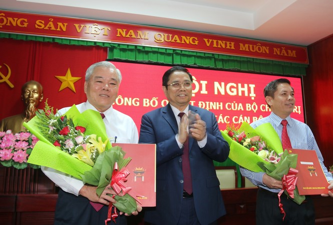 Ông Phan Văn Sáu chính thức nhậm chức Bí thư Sóc Trăng Đồng chí Phạm Minh Chính trao quyết định và tặng hoa đồng chí Nguyễn Văn Thể và đồng chí Phan Văn Sáu.