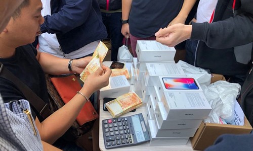 iPhone X bỏ thùng xốp, bán như cá ở lề đường iPhone X bỏ thùng xốp, bán như cá ở lề đường
