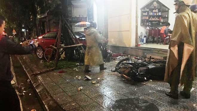Xe “điên” lao vào quán ăn, tông chết nữ sinh vừa tốt nghiệp Hiện trường vụ tai nạn kinh hoàng