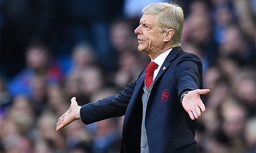 Thua Man City, HLV Wenger nói cầu thủ đối phương giỏi 'ăn vạ' Wenger bất lực vì khi đội nhà thua trận vì những lý do khách quan. Ảnh: Reuters.