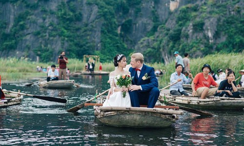 Đám cưới đẹp đến ngỡ ngàng của cặp đôi mê du lịch giữa sông núi Ninh Bình Đám cưới được tổ chức giữa sông núi Ninh Bình.