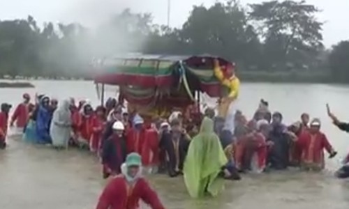 Nghẹn ngào những đám tang vội vàng trong mưa lũ ở Huế, Quảng Nam Nghẹn ngào những đám tang vội vàng trong mưa lũ ở Huế, Quảng Nam