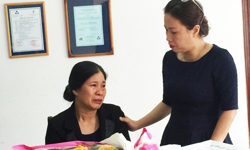 Nhận bằng tốt nghiệp thay con gái đã mất, người mẹ bật khóc Bà Cao Thị Thùy Trang (trái) trong lễ tốt nghiệp Đại học Bách khoa TP HCM. Ảnh: Mạnh Tùng.