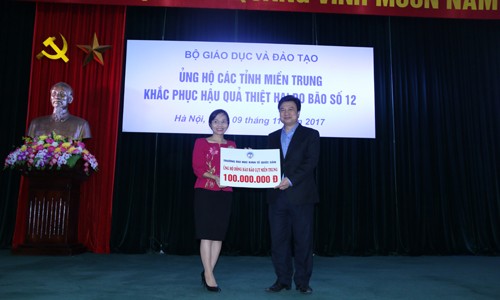 Bộ GD&ĐT quyên góp ủng hộ các tỉnh miền Trung trên 2,1 tỷ đồng Bộ GD&ĐT quyên góp ủng hộ các tỉnh miền Trung trên 2,1 tỷ đồng