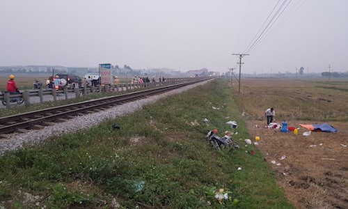 Tàu hỏa đâm ngang xe máy khiến 3 người tử vong Xe máy nạn nhân bị văng xuống ruộng. Ảnh: Việt Linh.