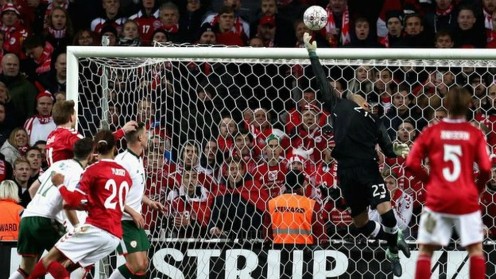 CH Ireland cầm chân Đan Mạch ở lượt đi play-off Thủ thành Randolph có tới bốn pha cứu thua chỉ trong hiệp một. Ảnh: AFP