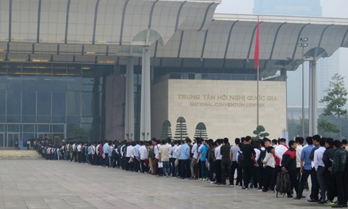 2.200 cử nhân, kỹ sư tham gia đợt thi tuyển cuối năm của Samsung Thí sinh xếp hàng dài trước Trung tâm Hội nghị Quốc gia chờ vào thi