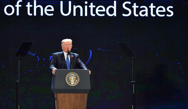 Máy nhắc chữ, công nghệ giúp Tổng thống Trump diễn thuyết lưu loát Thiết bị Teleprompter đặt hai bên tổng thống Trump với tác dụng hiển thị văn bản, hỗ trợ thuyết trình. Ảnh: Hoàng Hà.