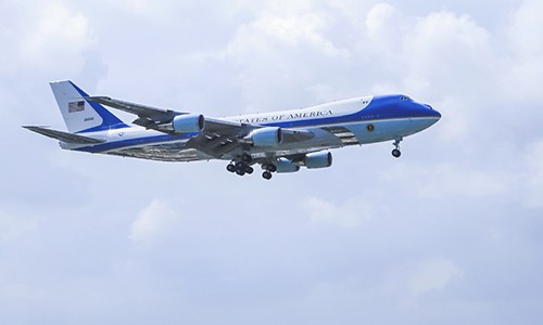 Ông Donald Trump được bảo vệ ra sao khi đến Việt Nam Chuyên cơ Air Force One của Tổng thống Mỹ đáp xuống sân bay Đà Nẵng hôm 9/11. Ảnh: Nguyễn Đông.