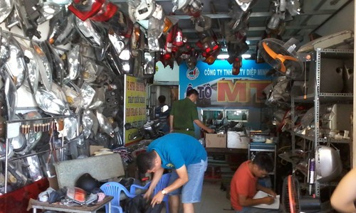 Thanh niên 19 tuổi bẻ trộm 50 kính xế hộp bên đường Lực lượng chức năng kiểm tra nơi đối tượng Hảo tiêu thụ số kính xe ô tô bẻ trộm