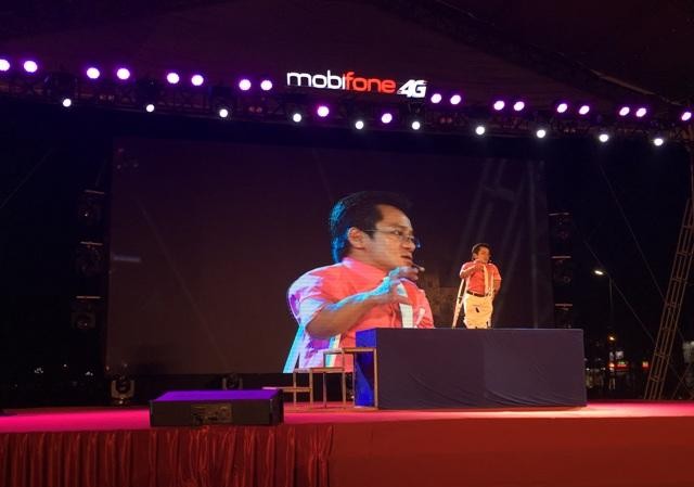 “Thay đổi để thực hiện ước mơ” Diễn giả Nguyễn Sơn Lâm nói chuyện với các bạn trẻ Cần Thơ vào tối 15/11 (Ảnh: Kim Hà).