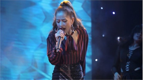 Chi Pu lại gây tranh cãi vì hát live như hết hơi Chi Pu lại gây tranh cãi vì hát live như hết hơi